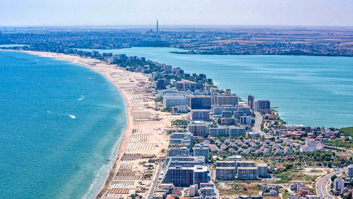 Șezlongul a ajuns să coste şi 300 lei pe zi, în stațiunea Mamaia