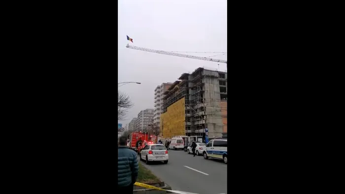 „Stegarul dac“, protest cocoțat pe o macara. Negociatorii se chinuie de ore bune să-l convingă să coboare