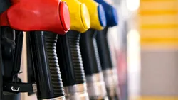 Benzina, acciza și lașitatea coaliției: statul joacă teatru la pompă, iar coaliția joacă ruleta puterii