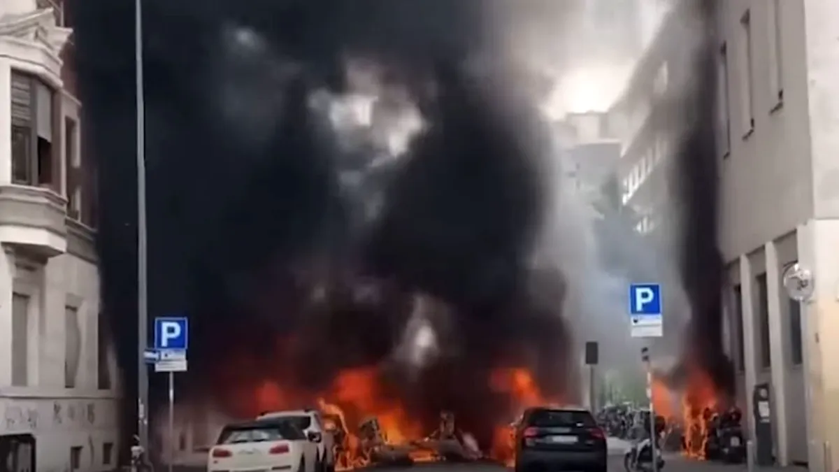Incendiu devastator la Milano. Mai multe mașini au luat foc după o explozie puternică