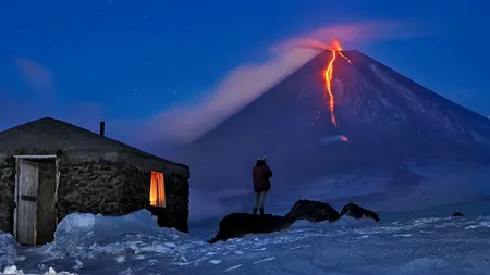 Au prăjit cârnați pe magma vulcanului: Erupţia care i-a încântat pe turişti (VIDEO)