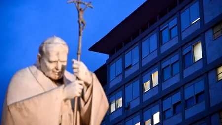 Starea Papei Francisc s-a agravat! Din nou ventilat mecanic, prognosticul rămâne rezervat
