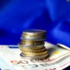 Spor de 40% pentru funcționarii care lucrează cu bani europeni. Dar numai dacă își fac treaba