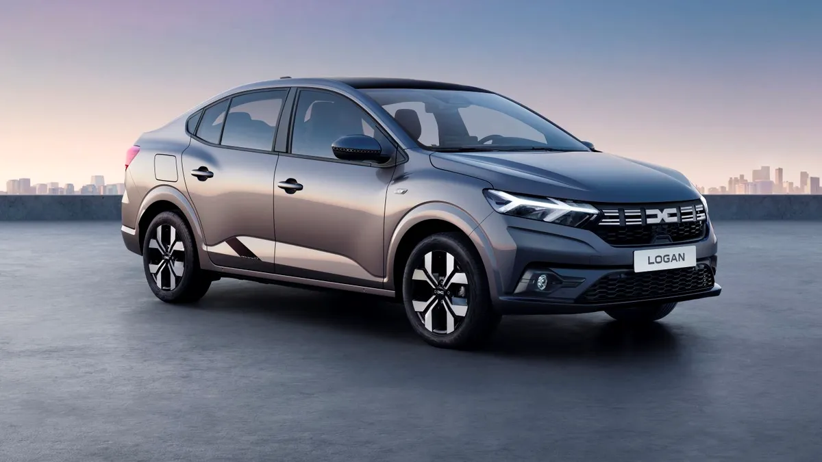 Peste 400.000 de automobile noi au fost produse în România, în primele 9 luni. Ford Craiova, liderul în perioada verii, cedează primul loc Uzinei Dacia