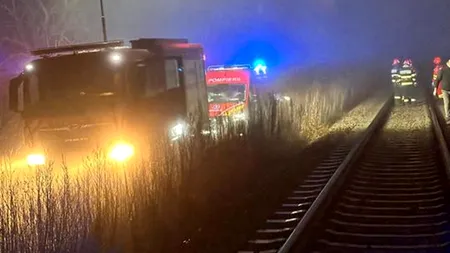Tren cu 200 de pasageri, blocat pe câmp după un incendiu