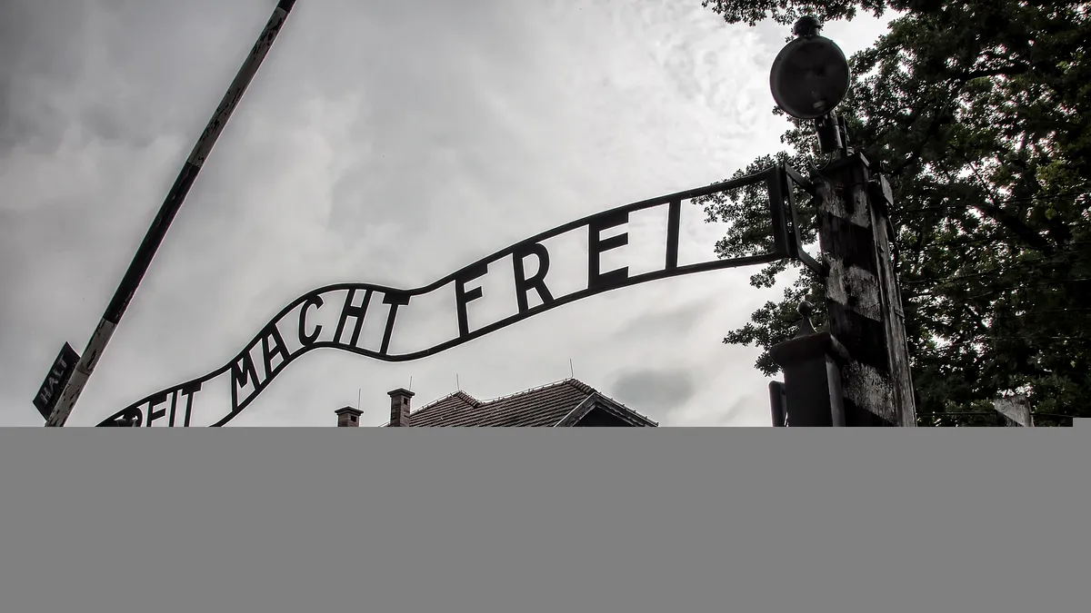 Turist arestat după ce a făcut un salut nazist la poarta Auschwitz