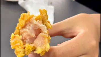 Carne crudă servită copiilor la cantină. Ce măsuri au luat instituţiile