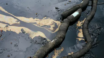 Poluare pe Dunăre: scurgeri de combustibil la o rafinărie din Serbia
