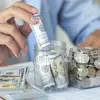 Salariații cu poprire pe cont pot cere deblocarea banilor. Documentul care oprește reținerile abuzive