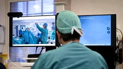Intervenție medicală spectaculoasă. Un pacient a fost operat de un chirurg aflat la 2.400 km distanță