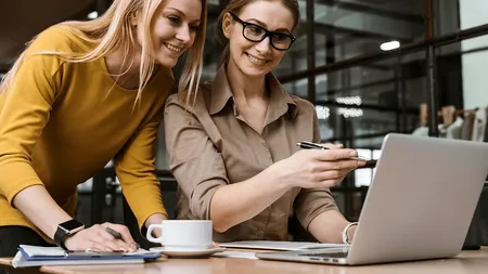 Lupta cu stereotipurile. Cel mai mare producător de bere lansează un program de mentorat dedicat studentelor