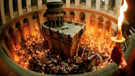 Lumina Sfântă se aprinde acum la Biserica Sfântului Mormânt din Ierusalim