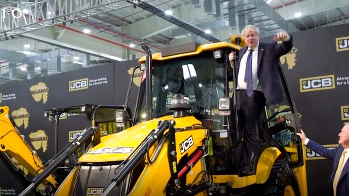 Boris Johnson, criticat după ce s-a cocoțat pe un excavator în India