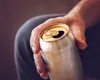 Un medic avertizează că o băutură consumată de foarte mulţi oameni ar putea genera căderea părului la bărbați