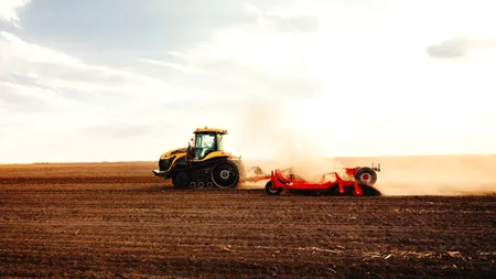 Ministerul Agriculturii lansează programul ”Un tractor pe fermă”. Cui se adresează