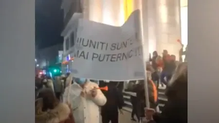 Protest după miezul nopții în Arad. Sute de persoane au scandat „Libertate”
