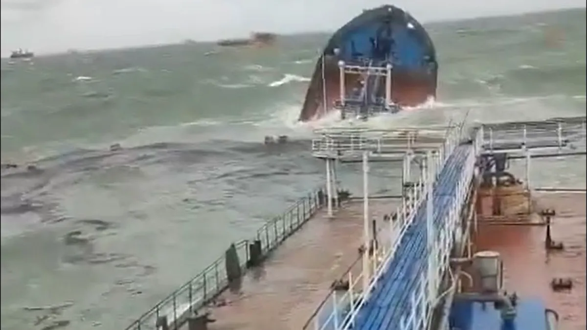 Două petroliere rusești grav avariate în Marea Neagră în timpul unei furtuni (VIDEO)