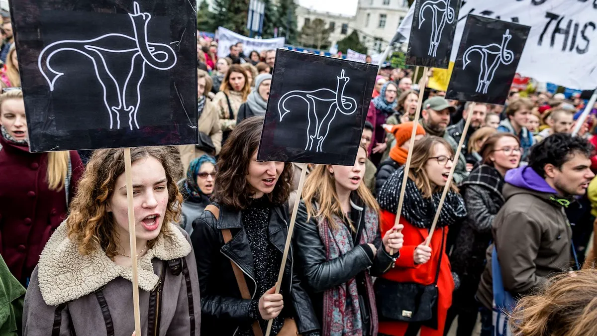 A treia zi de proteste în Polonia din cauza legii avortului