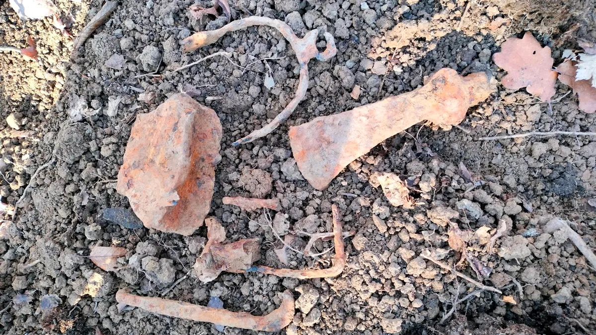 Descoperire arheologică rară: depozite de arme şi unelte medievale, găsite într-un sat de lângă Ploieşti