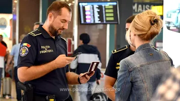 O femeie care voia să ajungă în Italia cu trei minori, oprită la aeroport de polițiști