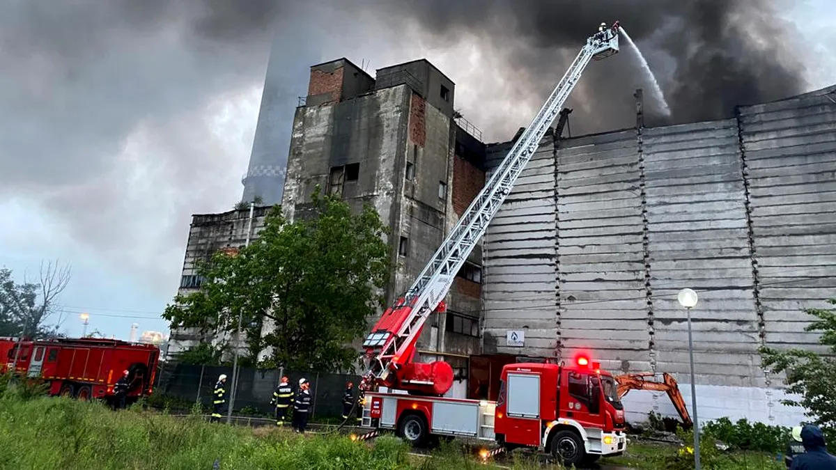 Incendiu la Brazi, Prahova: Un incinerator de deșeuri a a luat foc în această dimineață. Suprafața afectată este de 4.000 mp