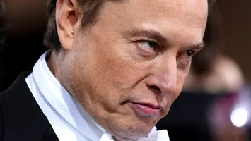 Elon Musk îl susține pe Trump, dar angajații săi donează pentru Harris