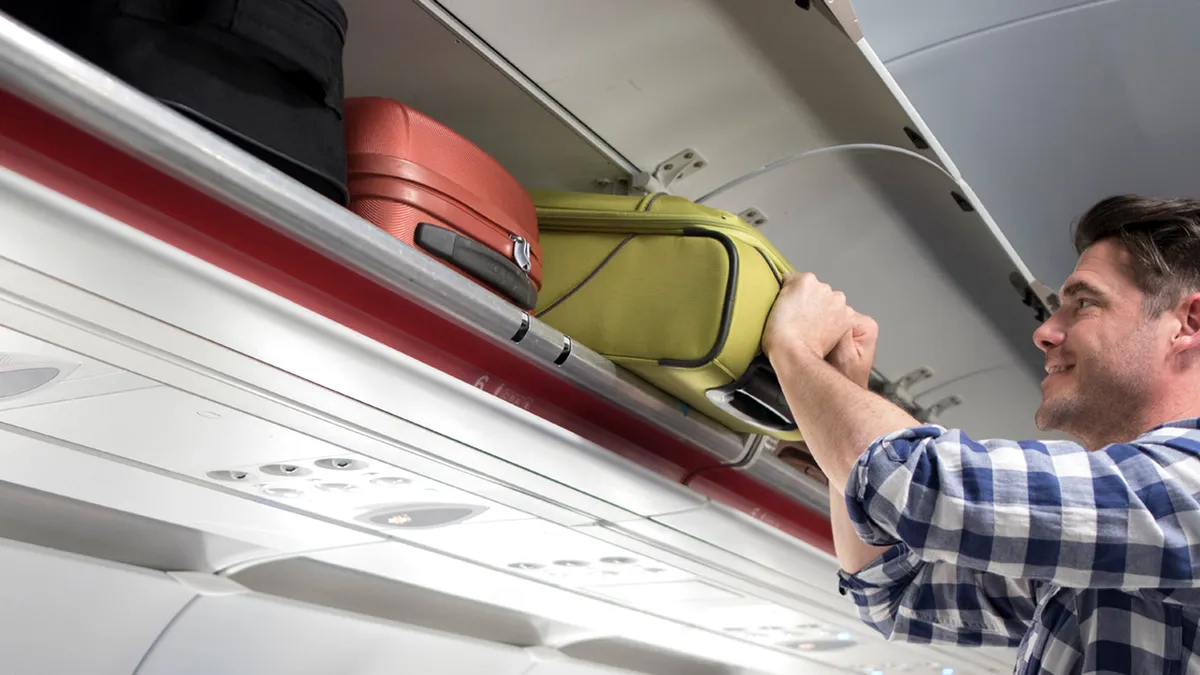 În Uniunea Europeană s-ar putea interzice taxele pentru bagajele de mână în avioane