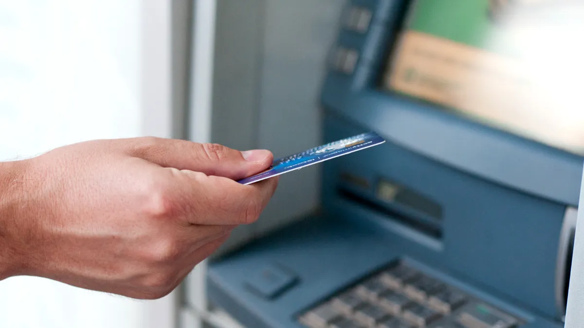 Adio, bancomatele clasice! Ce se va întâmpla cu oamenii care vor să achite cash