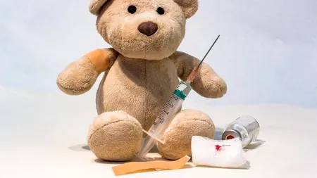 Un băiețel de 3 ani a fost refuzat în spital din cauza părinților nevaccinați