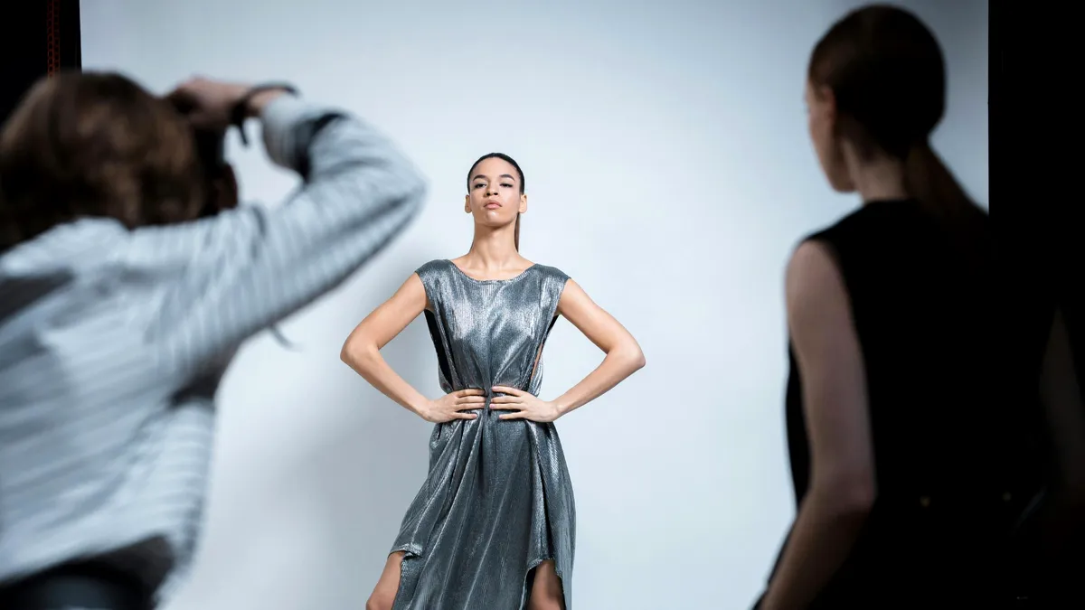 Concedieri în industria modei. Peste 10.000 de angajaţi, daţi afară de branduri de lux