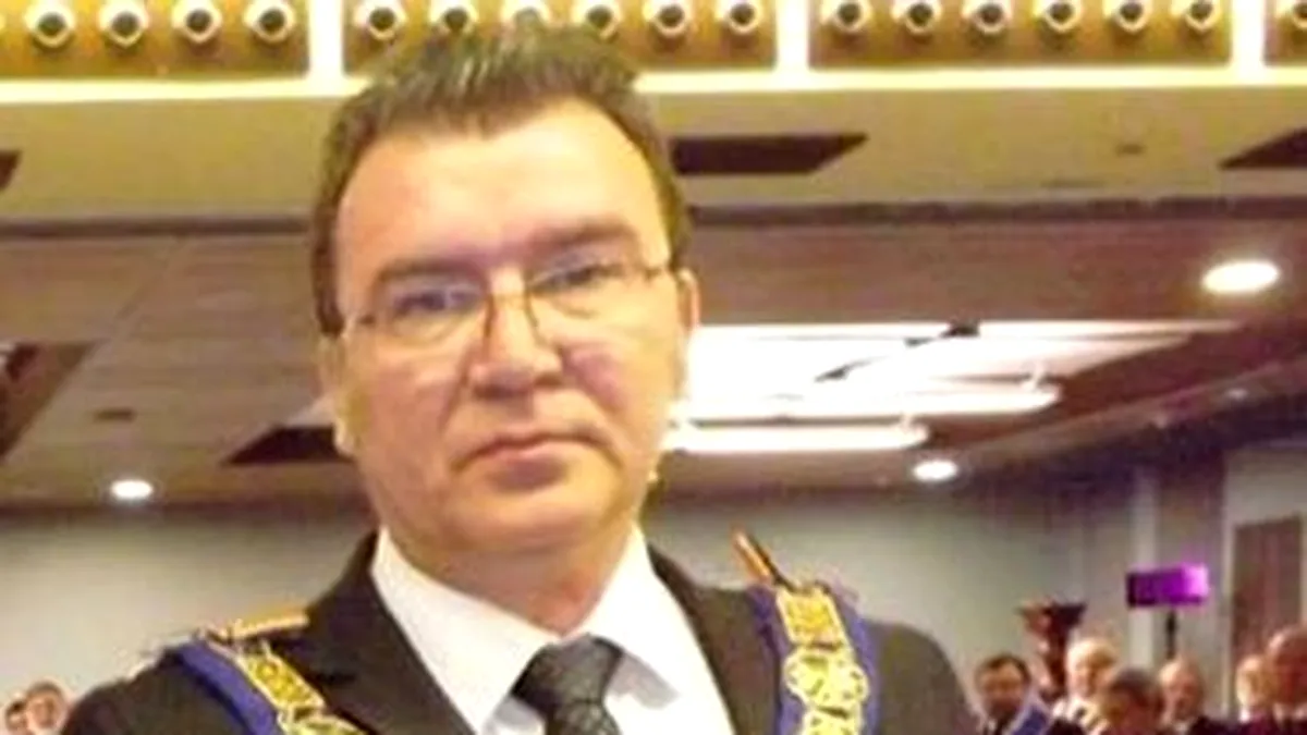 Cât câștigă șeful masonilor din România