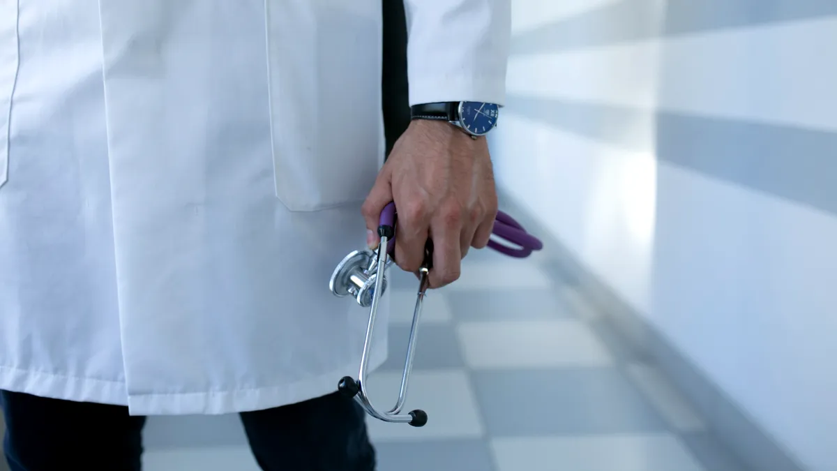 Vor fi dați afară medicii care pleacă din spitale pentru a lucra la privat