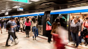 O persoană a murit, la metrou. Trenurile circulă cu dificultate între Piaţa Unirii şi Pipera