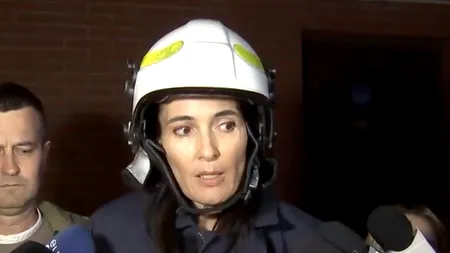 Clotilde Armand îmbrăcată în pompier la incendiul blocului „de fițe”! (VIDEO)