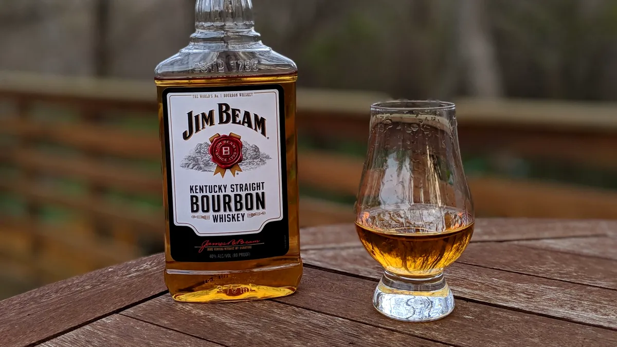 Gigantul bourbonului trage frâna. Jim Beam întrerupe distilarea pentru 2026