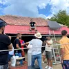 În România, încă mai sunt case în care lumina a venit după o viață întreagă. AEI a aprins primul bec. Maria: „Am trăit la lumina lămpii”