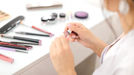 Sfatul medicului dermatolog: Motivul pentru care la plajă nu trebuie ca femeile să poarte machiaj