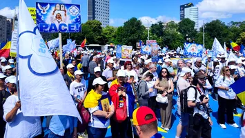 Diana Șoșoacă și preoți în fruntea marșului anti-parteneriat civil din București: „Vrem normalitate, nu diversitate”