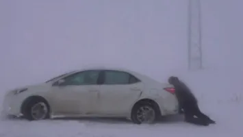 Zăpadă de 10 centimetri în mai multe zone ale țării. Drumarii acționează încă de dimineață