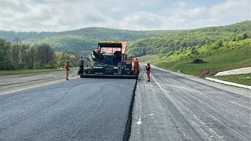 Un lot important din Autostrada Transilvania (A3), la primul strat de asfalt. UMB are termen clar de finalizare a lucrărilor (VIDEO)