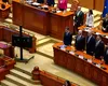 Gafă monumentală în Parlament: Ministrul Apărării, Ionuț Moșteanu, bea cafea în timpul imnului național. Scandalul diplomelor false continuă