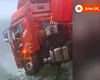 TIR în balans deasupra prăpastiei, după ce un viaduct s-a prăbușit sub cabina șoferului