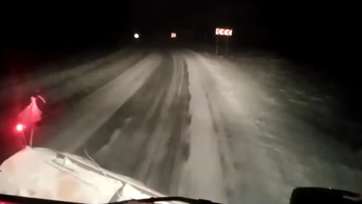 Jumătate de țară sub cod galben: drumarii deja se luptă cu ninsoarea și vântul puternic