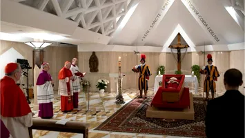 Primele imagini cu Papa Francisc în sicriu au fost făcute publice