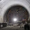 Mobilizare bună pe șantierul secțiunii 4 a autostrăzii Sibiu – Pitești. Utilajele traversează din nou tunelurile, cu o altă misiune (VIDEO)