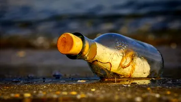 Mesajul din sticla aruncată în mare, al unei fetițe de 9 ani, descoperit. „Dacă o găsiți, sunați-o pe mama”