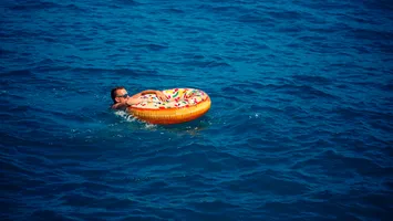 Salvat din Mediterană după ce a încercat să înoate din Maroc în Spania cu un colac