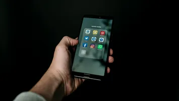Pericolul supra-stimulării pe rețelele sociale: cum ne afectează „sludge content”