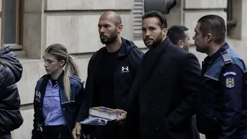 Frații Tate refuză extrădarea în Marea Britanie. Zeci de capete de acuzare pentru viol și trafic de persoane: „Nu au făcut niciodată nimic rău”