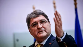 Premierul Ciolacu îi arată degetul lui Emil Hurezeanu. „L-a certat pe domnul Elon Musk”
